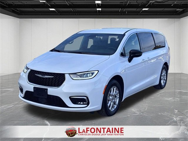 Used 2025 Chrysler Pacifica Select