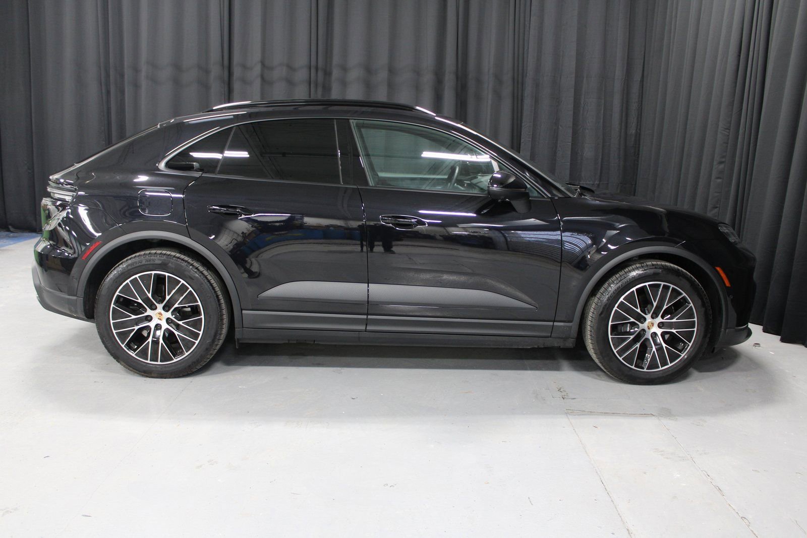 Certified 2025 Porsche Macan Electric image 10