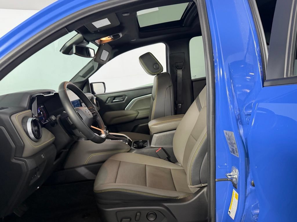 Used 2025 Chevrolet Colorado ZR2 w/ Technology Package AWD/4WD image 24