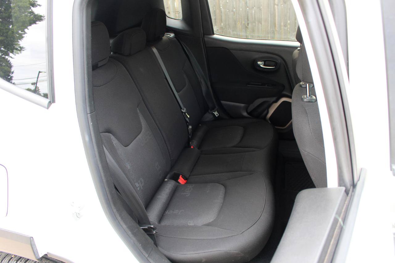 Used 2016 Jeep Renegade Latitude w/ Cold Weather Group FWD image 34