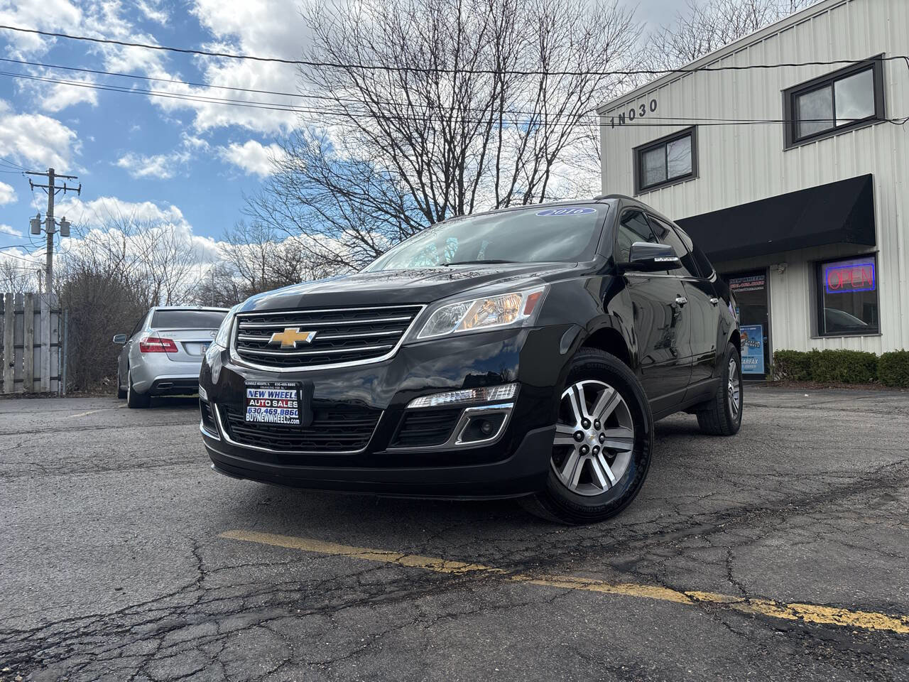 Used 2016 Chevrolet Traverse LT image 1