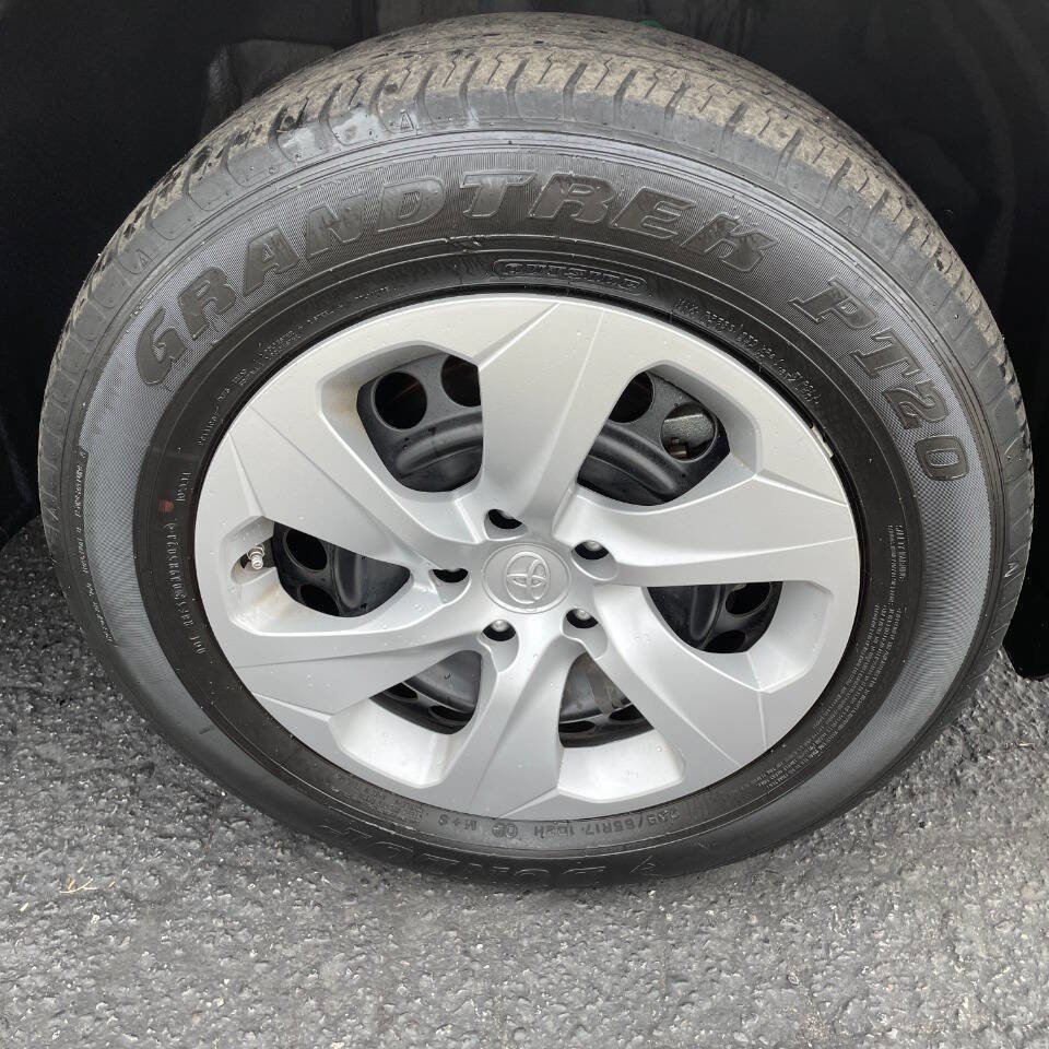 Used 2024 Toyota RAV4 LE image 9