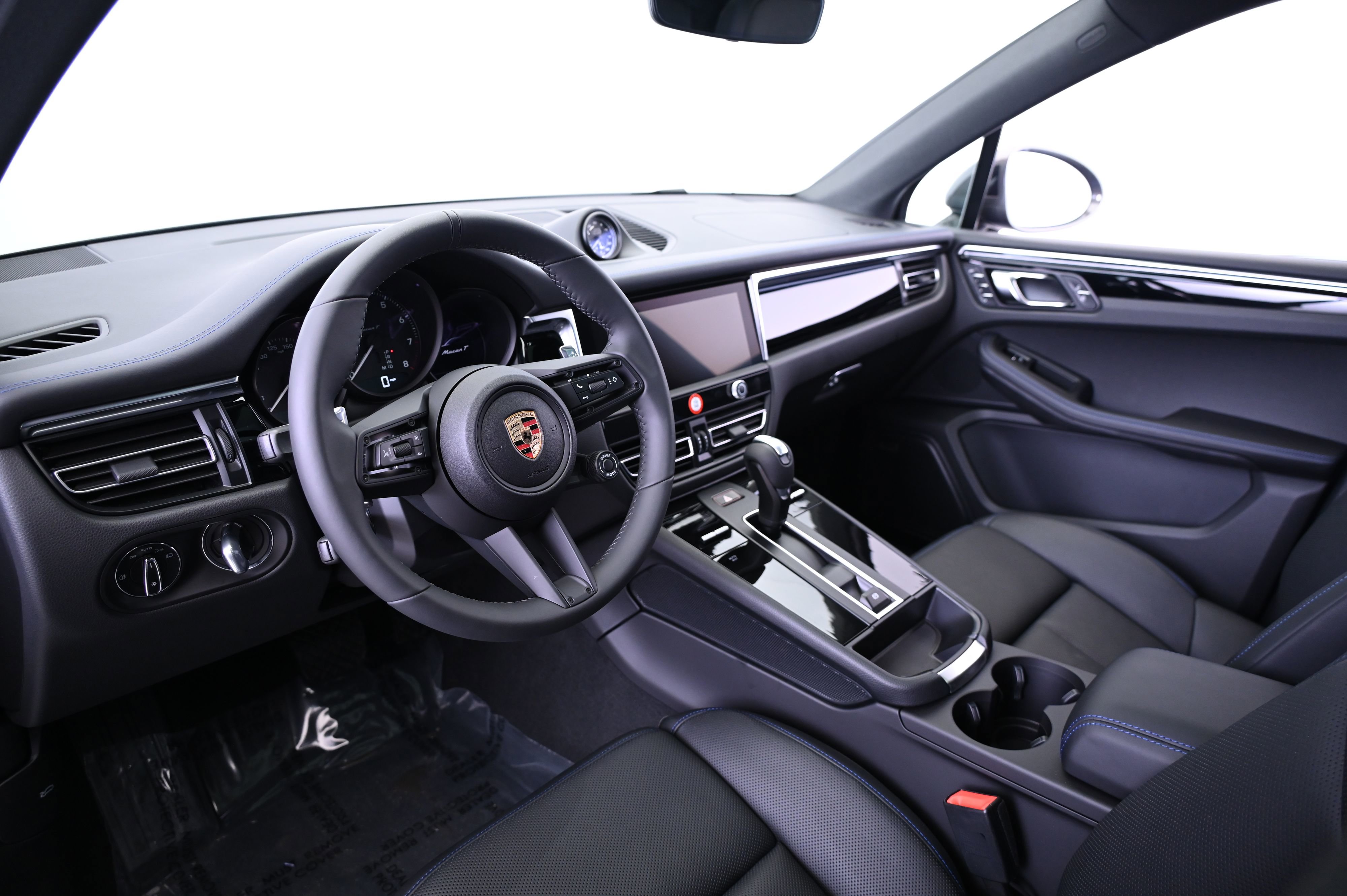 Certified 2025 Porsche Macan image 4