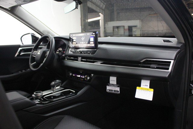 New 2026 Mitsubishi Outlander ES image 17