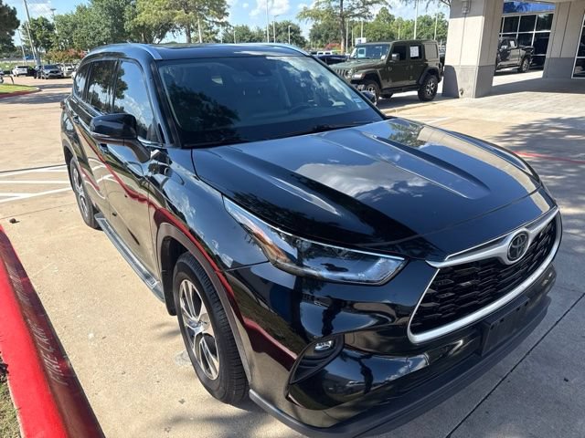 Used 2021 Toyota Highlander XLE FWD video 1