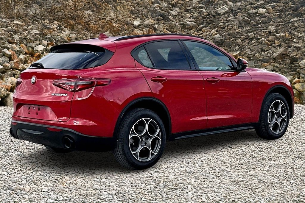 Used 2022 Alfa Romeo Stelvio Sprint image 2
