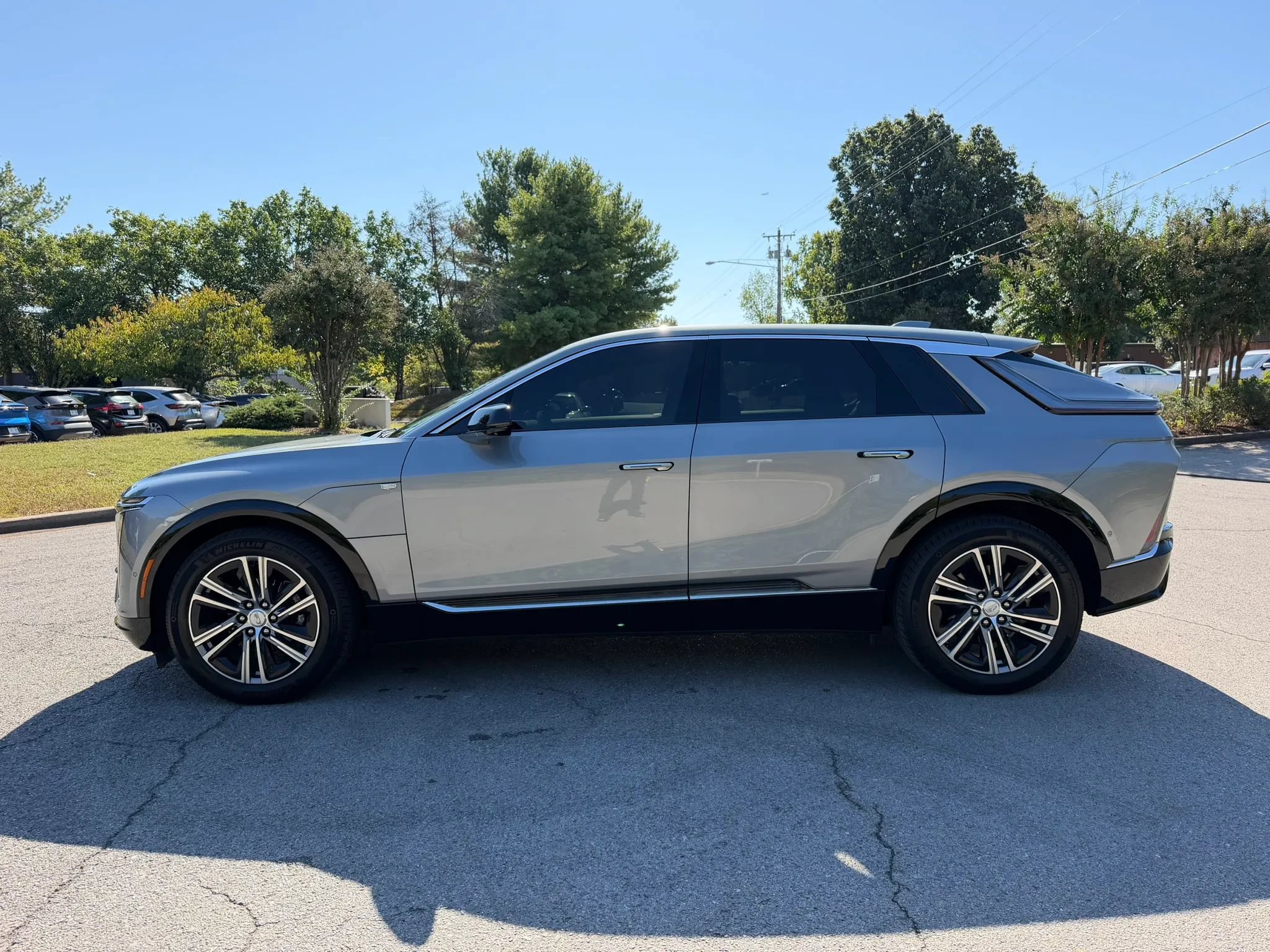 Used 2024 Cadillac Lyriq Luxury AWD/4WD image 6