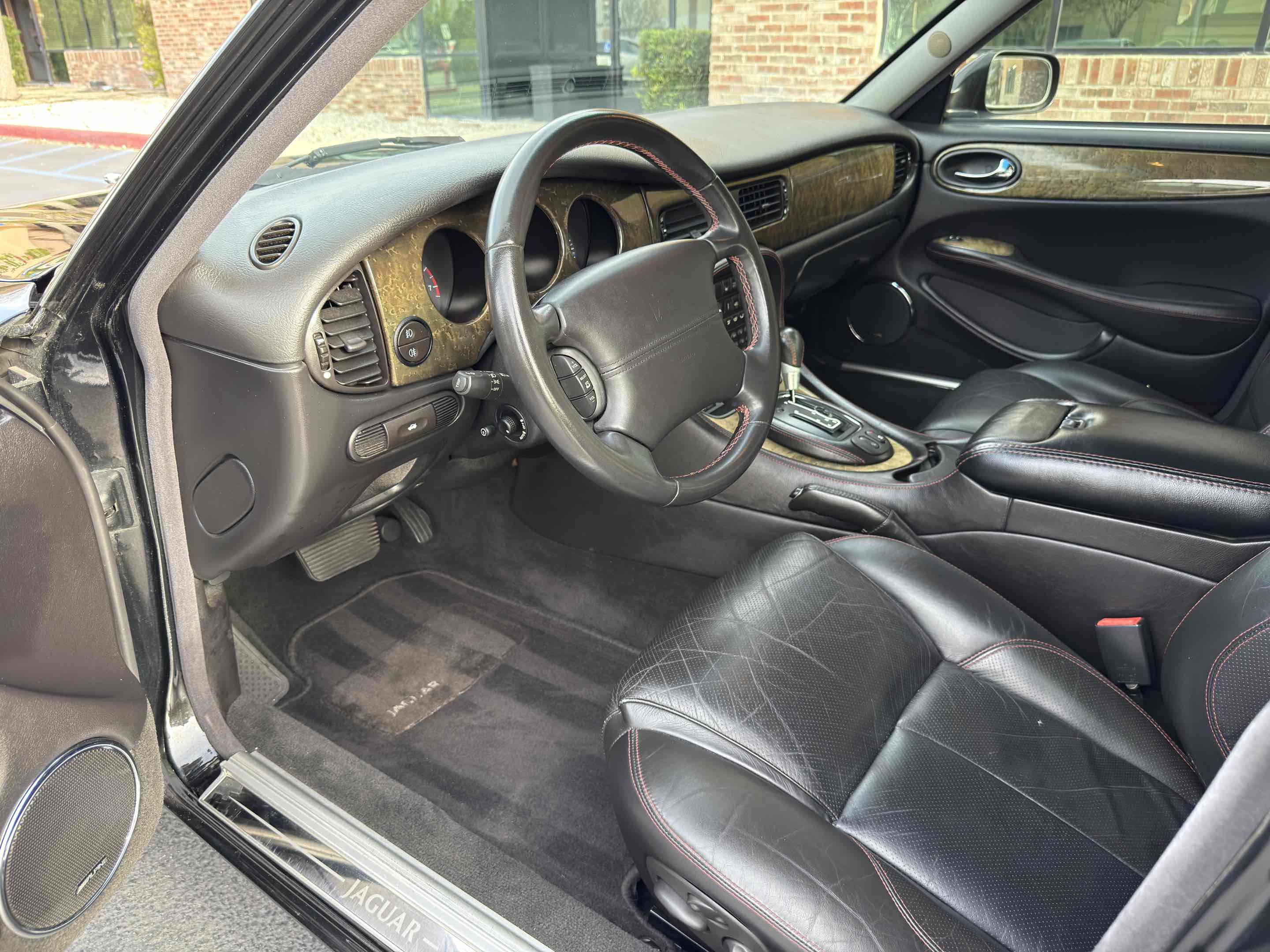 Used 2002 Jaguar XJ8 image 63