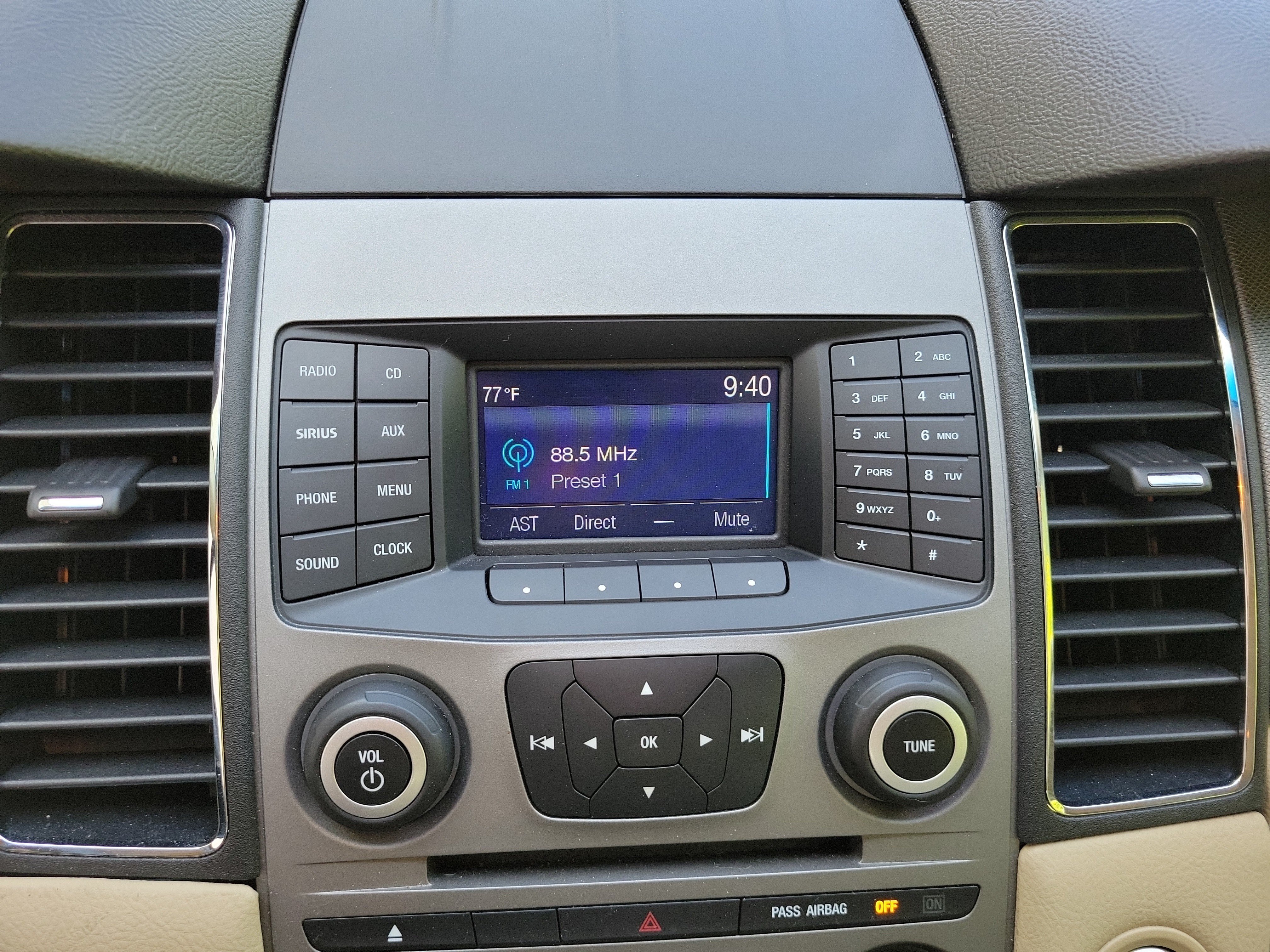 Used 2018 Ford Taurus SE FWD image 15