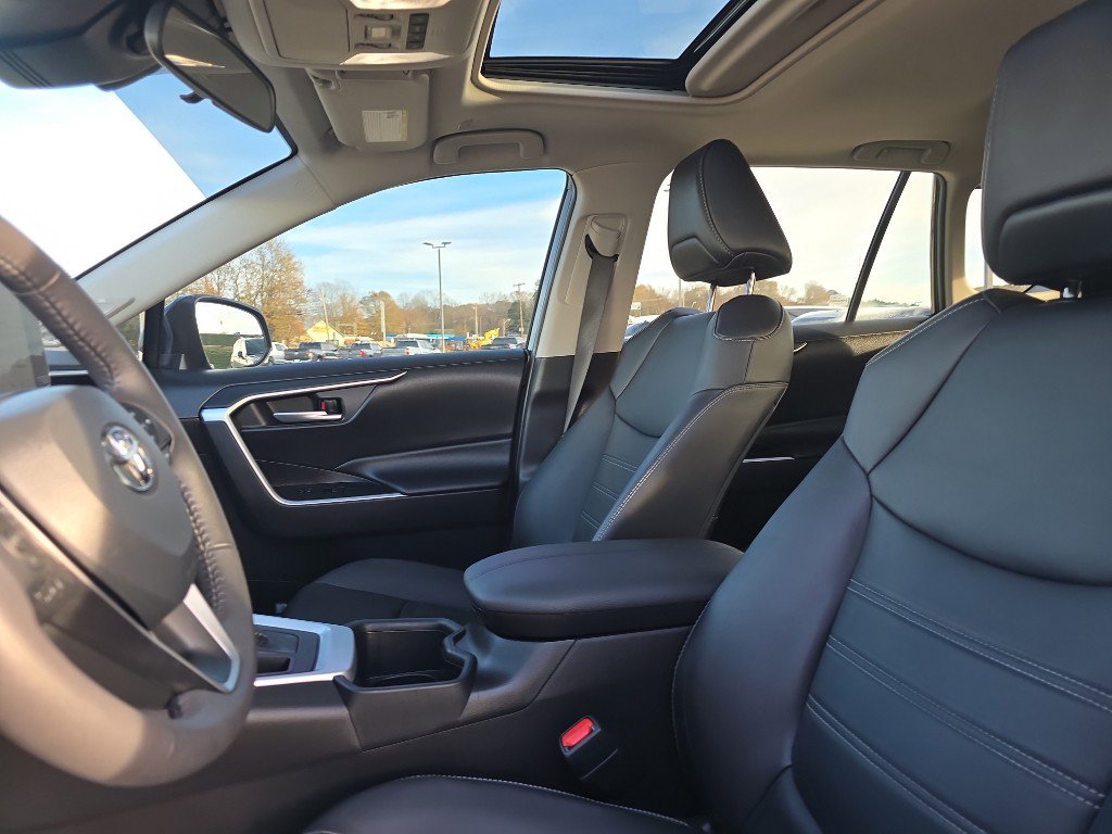 Used 2023 Toyota RAV4 XLE Premium image 24