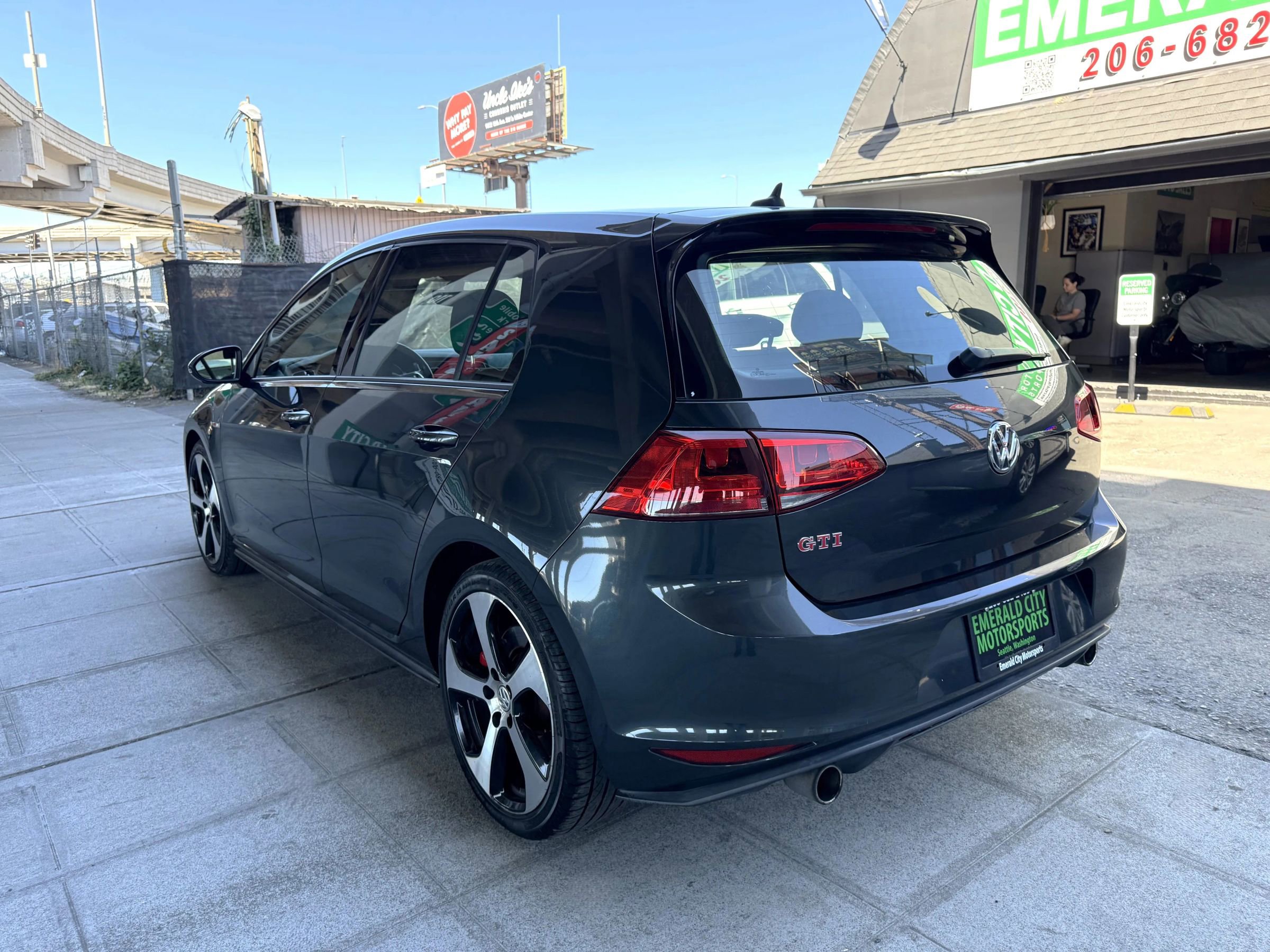 Used 2017 Volkswagen GTI SE image 7