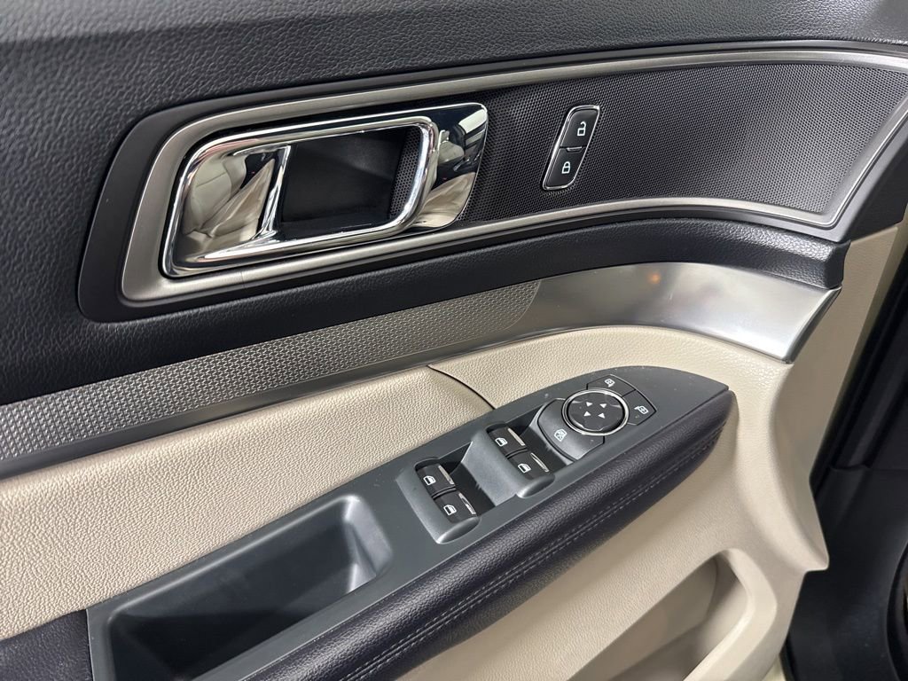 Used 2018 Ford Explorer XLT w/ Equipment Group 202A FWD image 17
