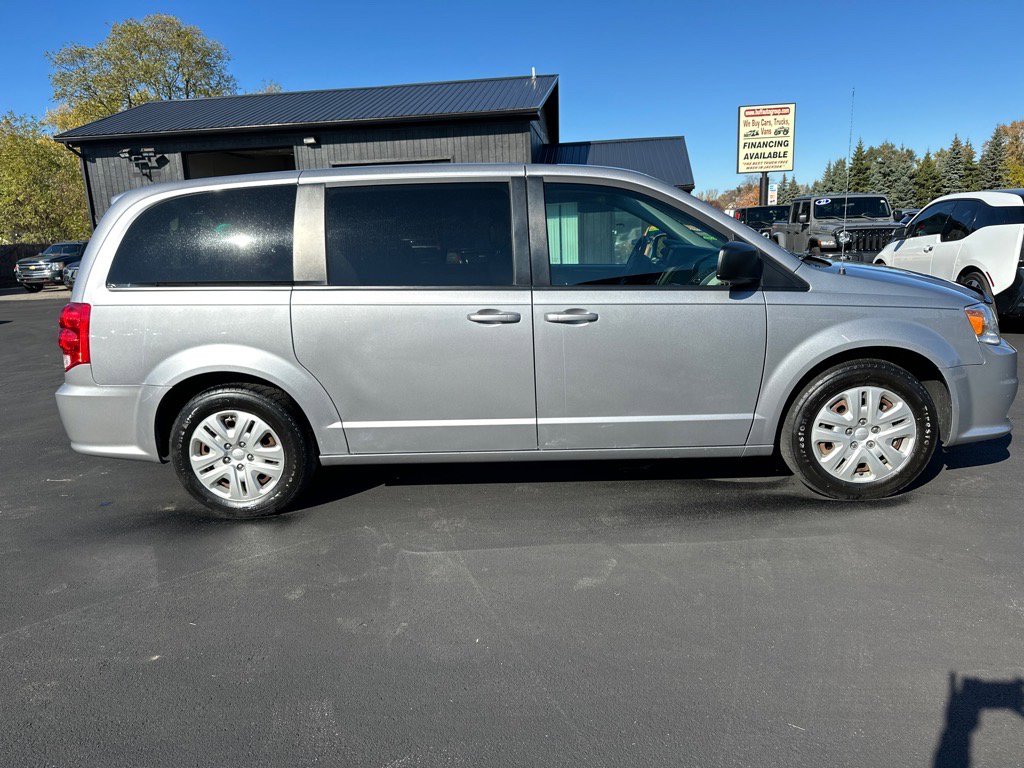 Used 2018 Dodge Grand Caravan SE image 2
