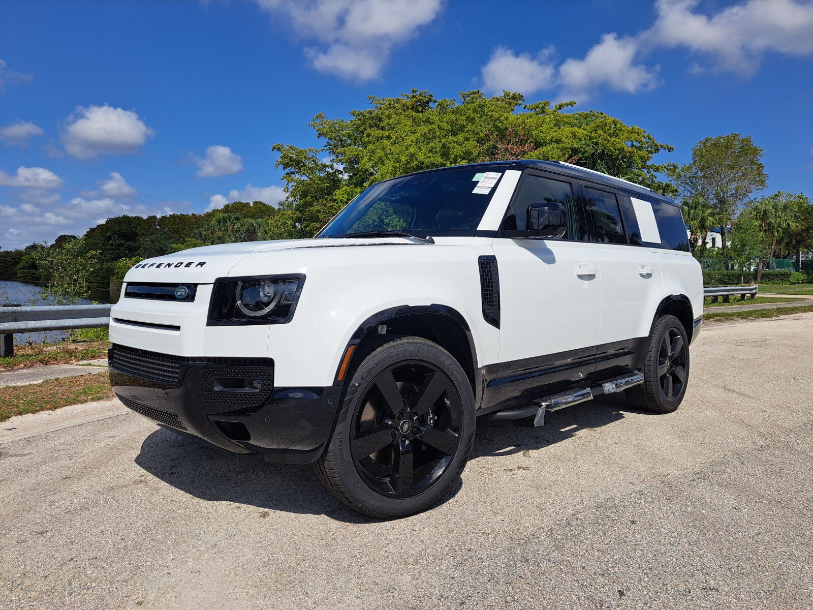 Used 2025 Land Rover Defender 130 V8 AWD/4WD image 1