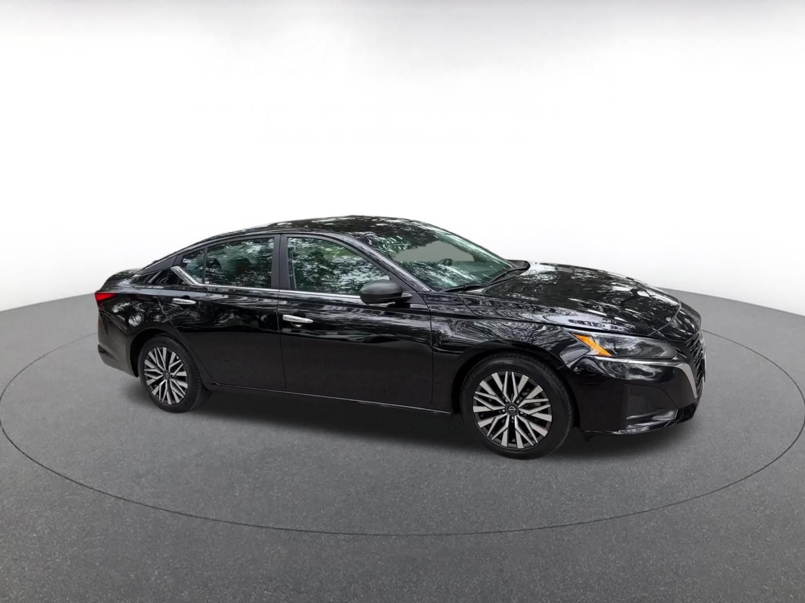 Used 2025 Nissan Altima 2.5 SV FWD image 2