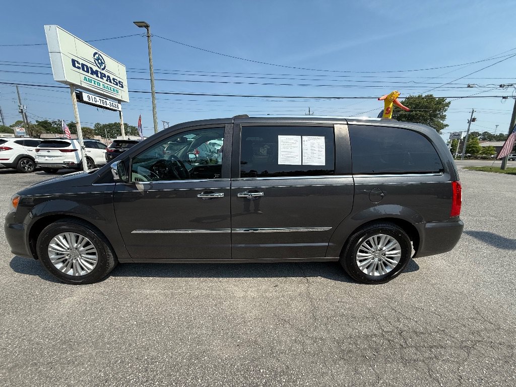 Used 2016 Chrysler Town & Country Limited FWD image 1