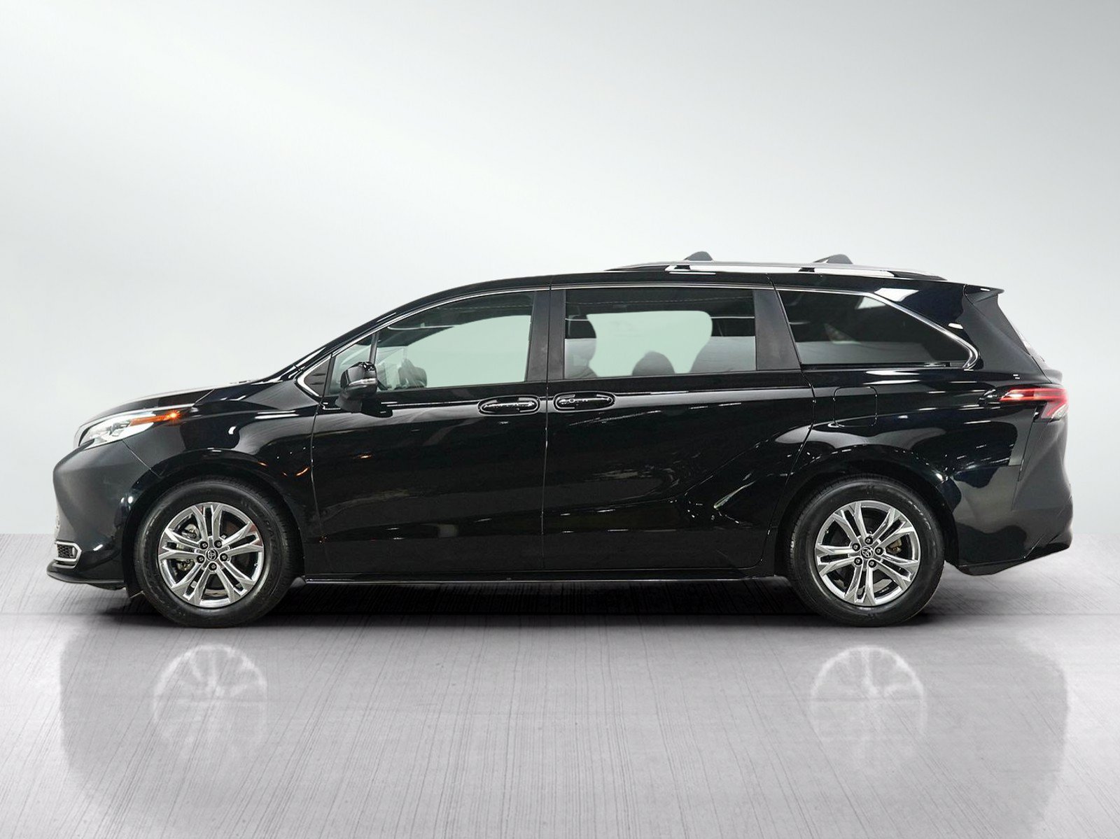 Used 2022 Toyota Sienna Platinum AWD/4WD image 2
