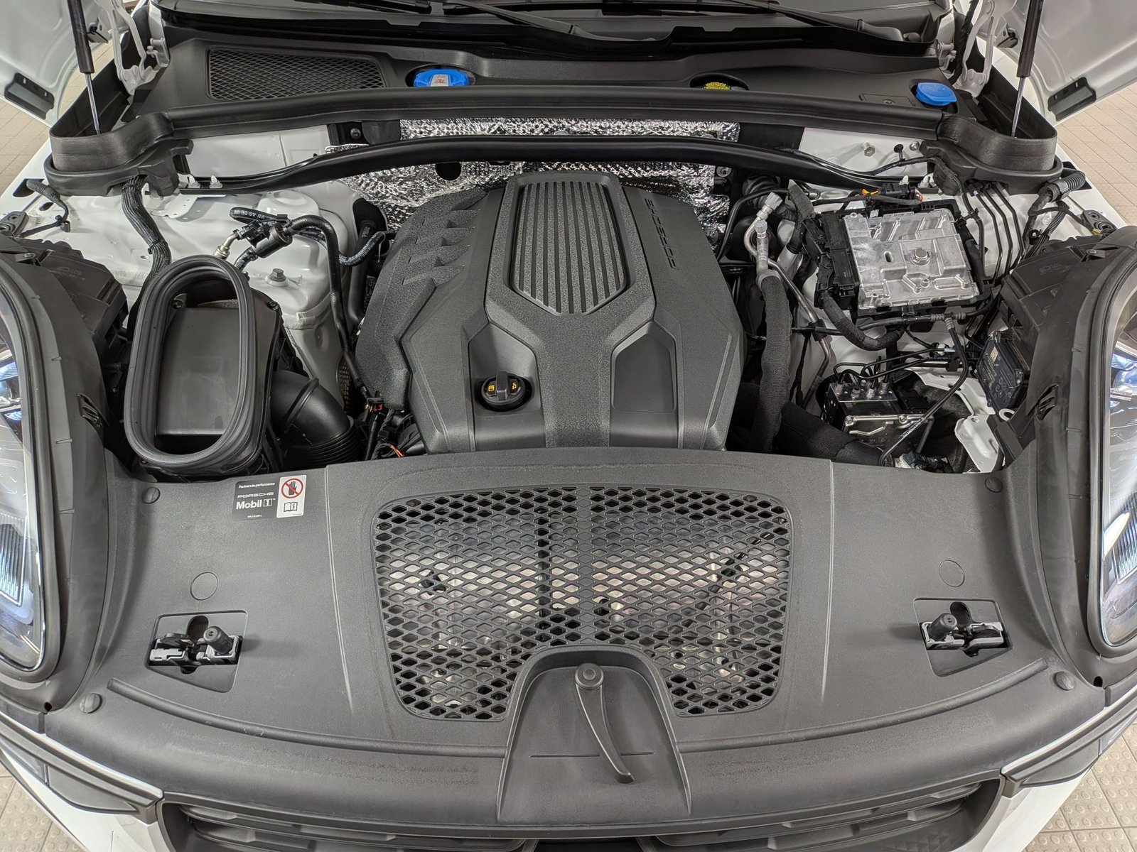 Used 2025 Porsche Macan Turbo AWD/4WD image 25