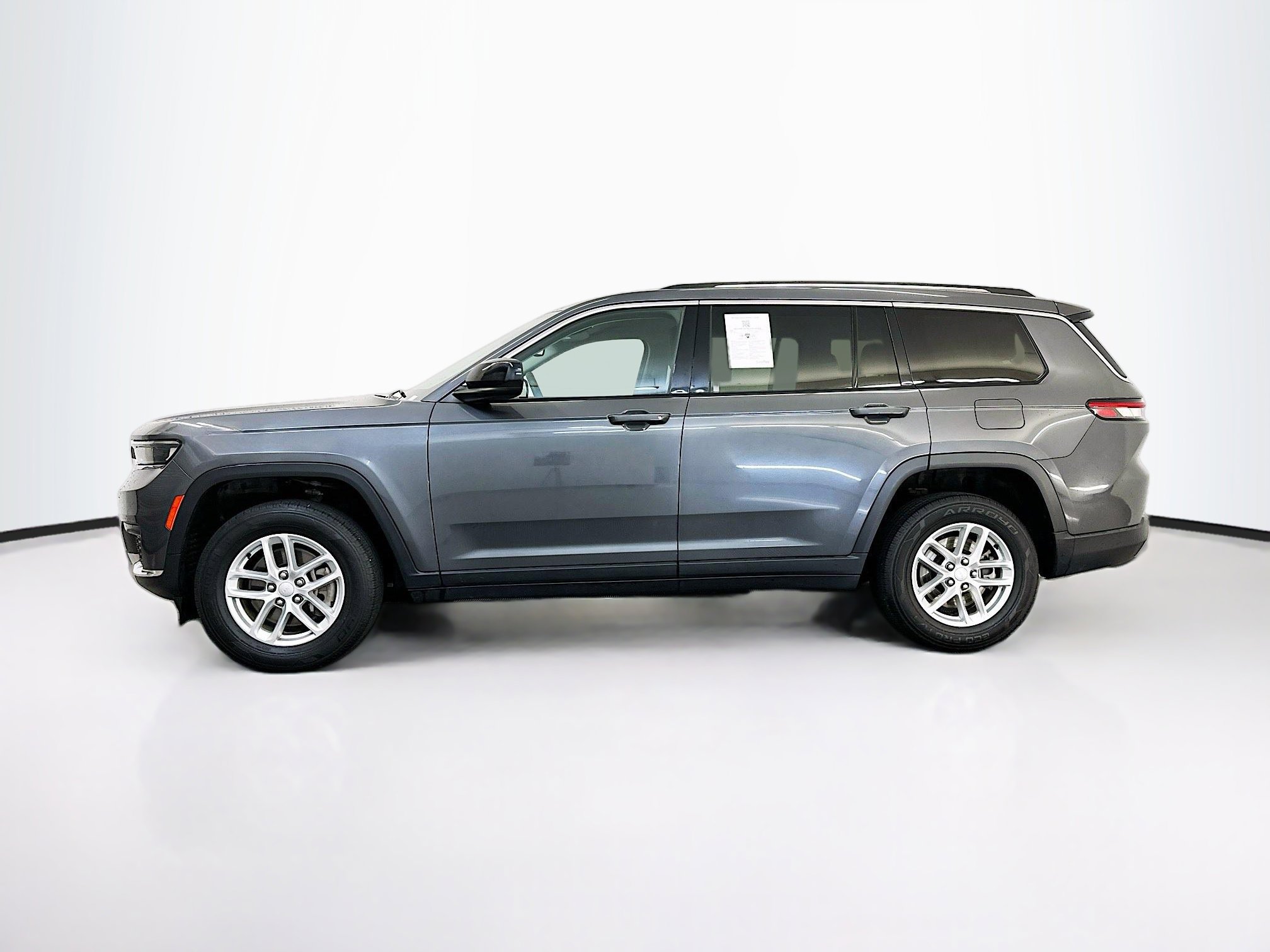 Used 2023 Jeep Grand Cherokee L Laredo image 4