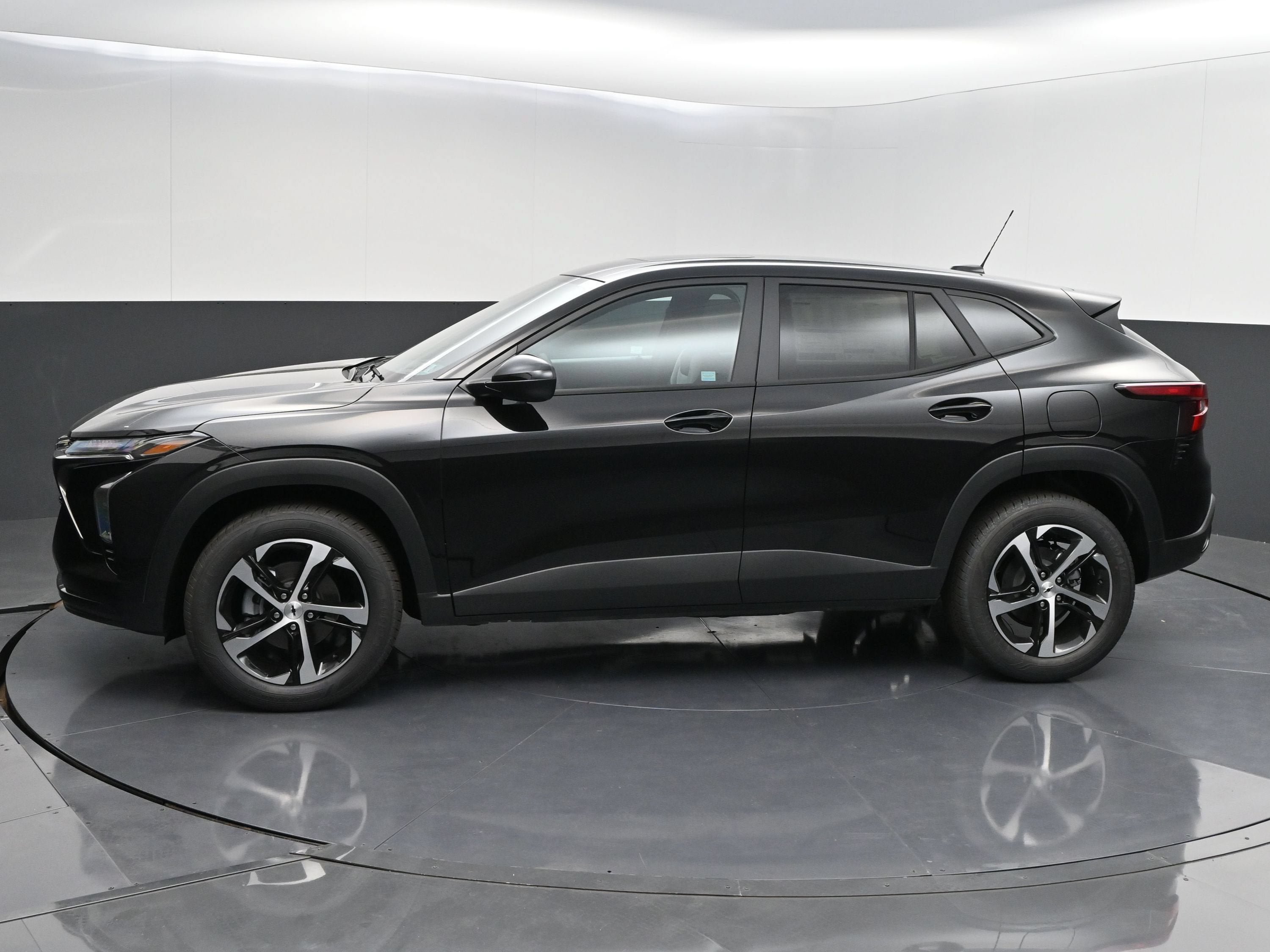 Used 2026 Chevrolet Trax RS w/ Sunroof Package FWD image 5