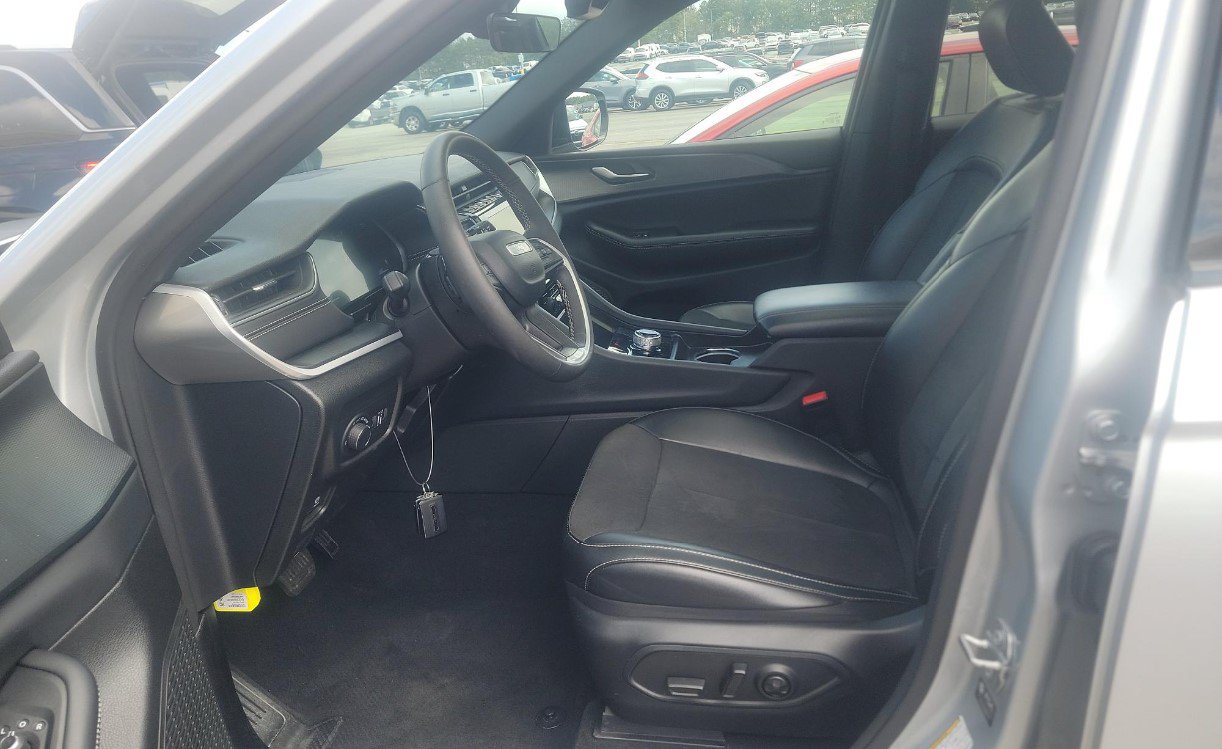 Used 2025 Jeep Grand Cherokee Altitude AWD/4WD image 7