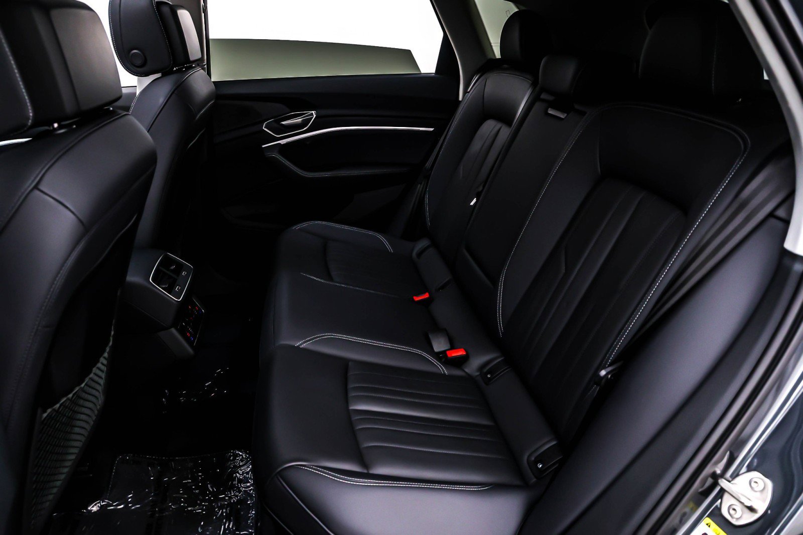 Used 2024 Audi Q8 e-tron Premium image 8