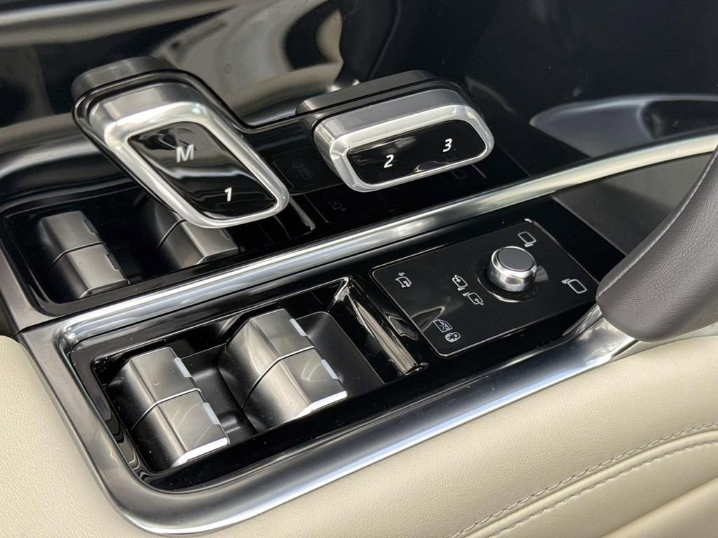 New 2026 Land Rover Range Rover SE image 15