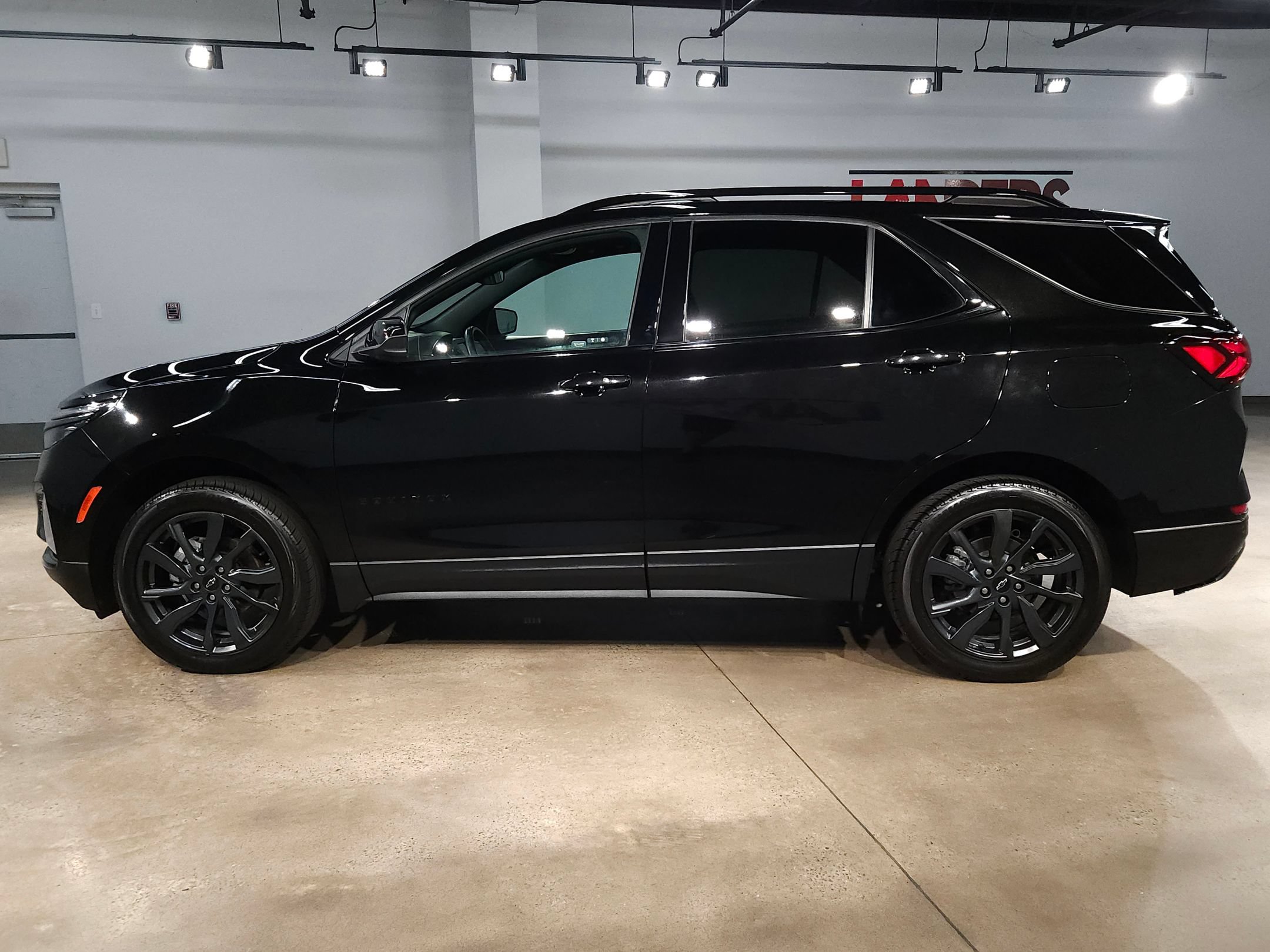 Used 2023 Chevrolet Equinox RS AWD/4WD image 4