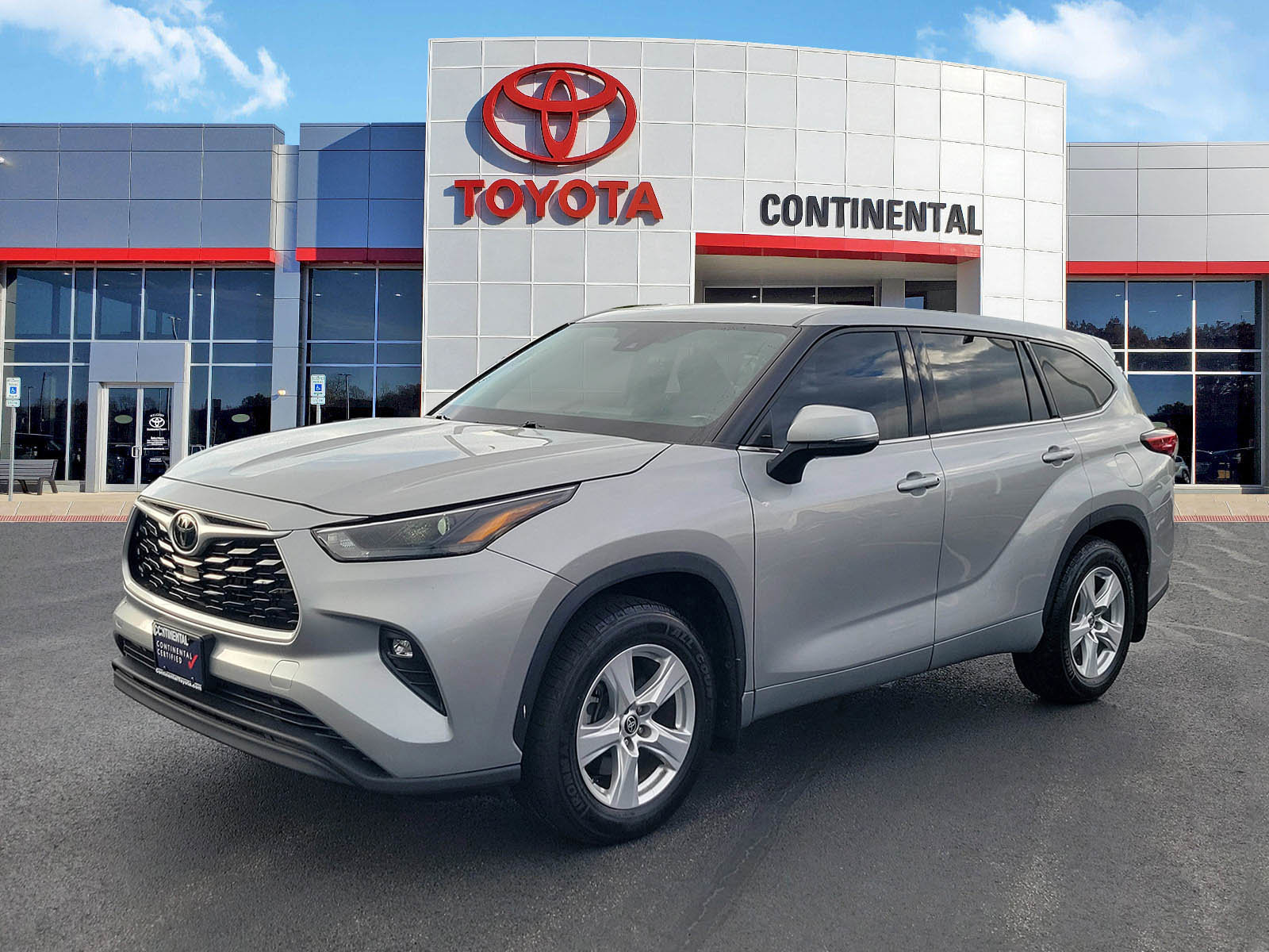 Used 2022 Toyota Highlander LE AWD/4WD image 3