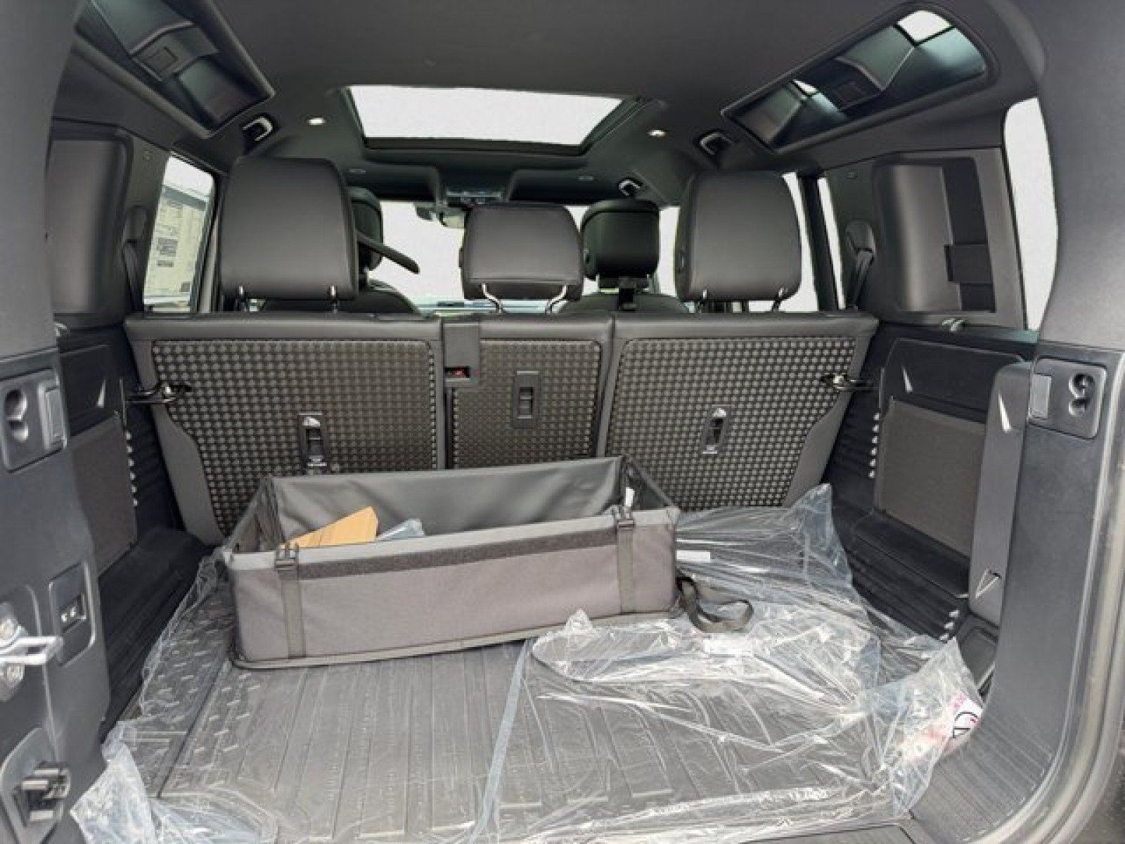 New 2026 Land Rover Defender 110 X-Dynamic SE AWD/4WD image 19