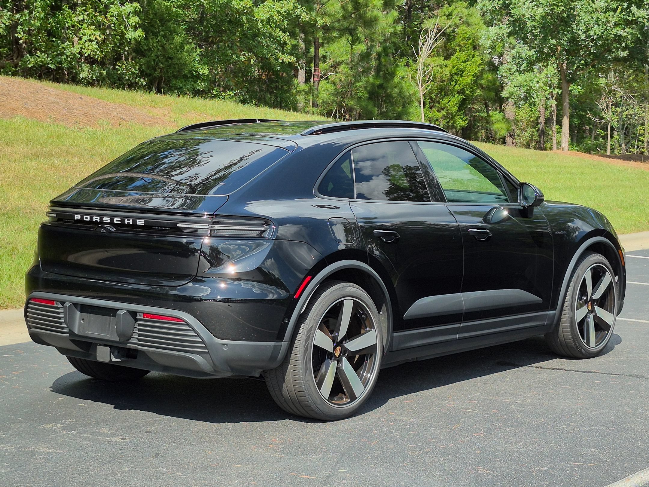 Certified 2025 Porsche Macan 4 Electric AWD/4WD image 32
