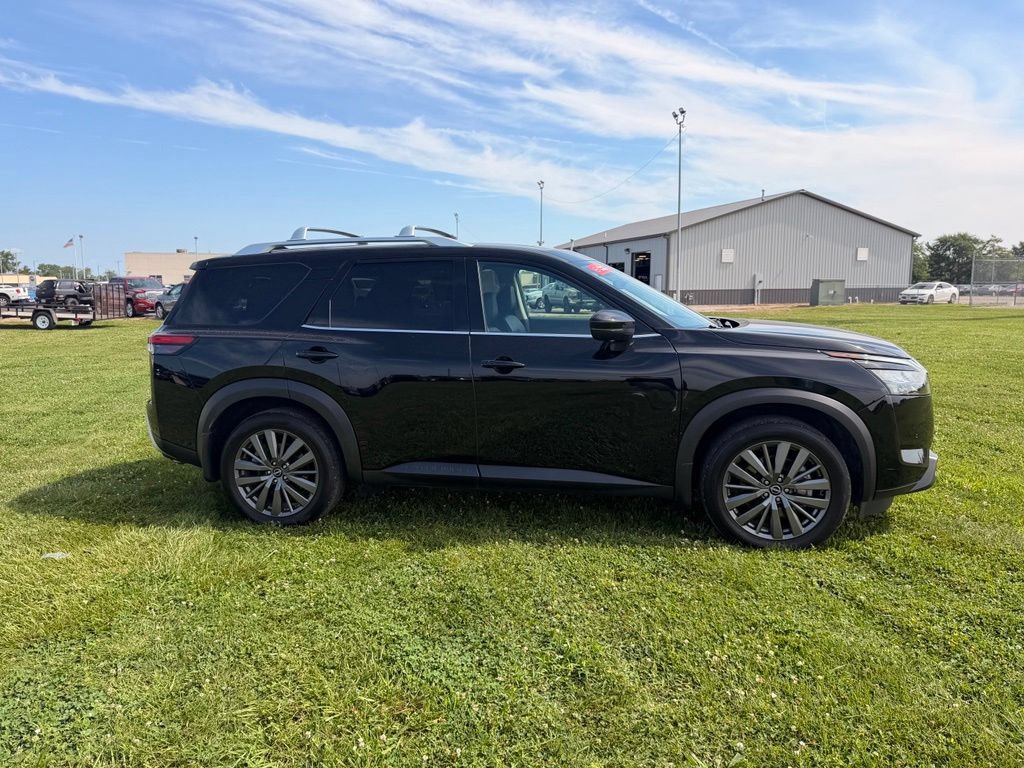 Certified 2025 Nissan Pathfinder SL w/ SL Premium Package FWD image 4