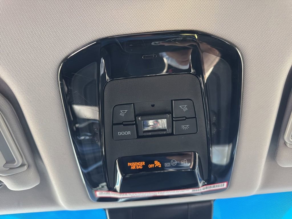 Used 2021 Toyota Venza LE image 25