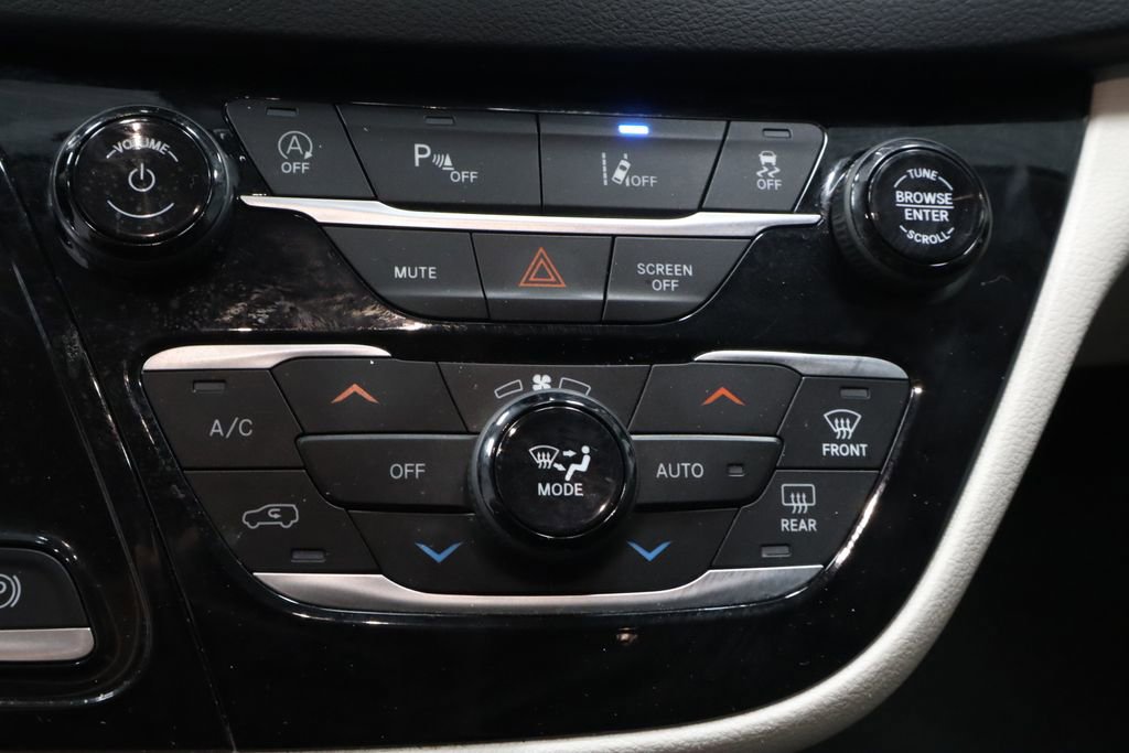 Used 2023 Chrysler Pacifica Touring-L FWD image 30