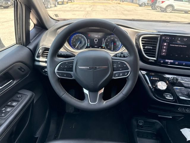 Used 2025 Chrysler Pacifica Select FWD image 17