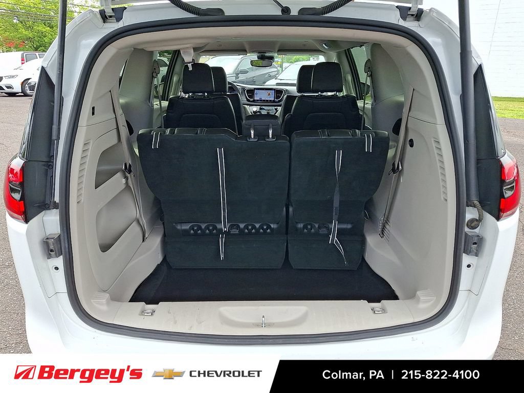 Used 2023 Chrysler Pacifica Touring-L FWD image 31