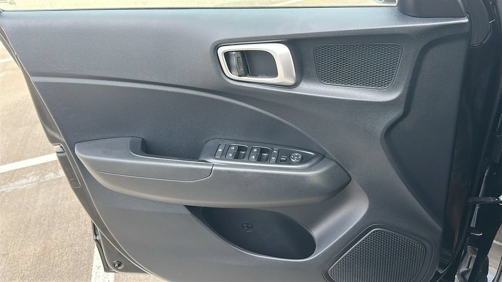 Used 2025 Hyundai Venue SEL FWD image 20