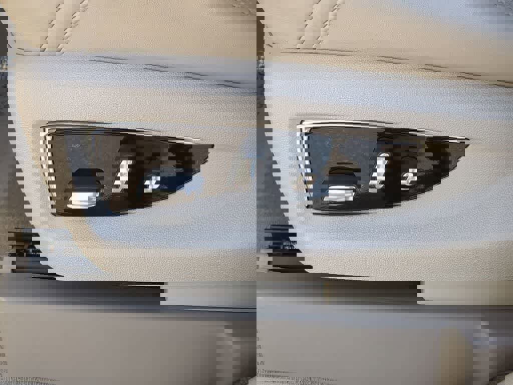 Used 2018 Cadillac Escalade Luxury image 16