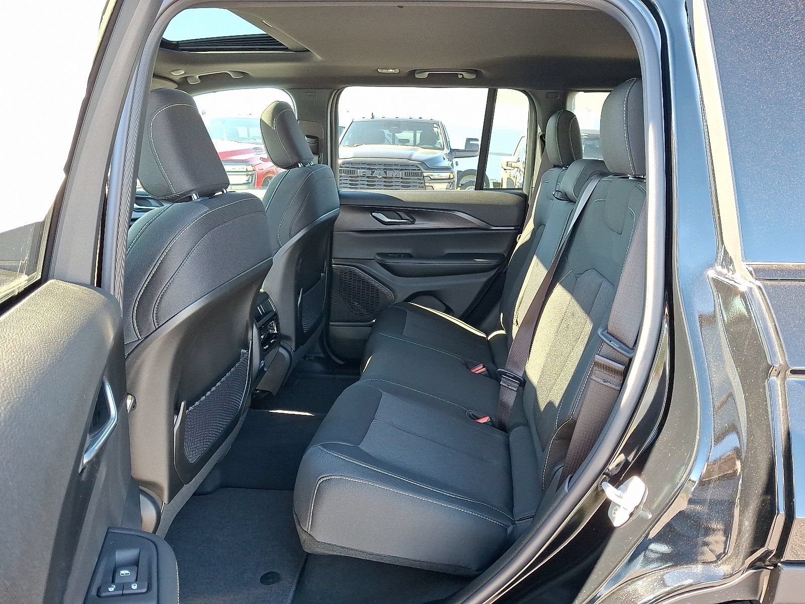 New 2025 Jeep Grand Cherokee Laredo w/ Luxury Tech Group I AWD/4WD image 6