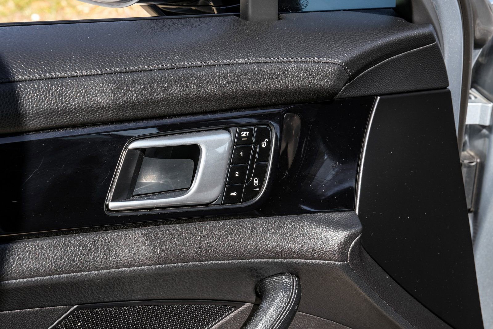 Used 2018 Porsche Panamera 4 AWD/4WD image 37