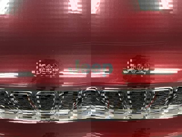 Used 2023 Jeep Grand Cherokee Laredo image 30