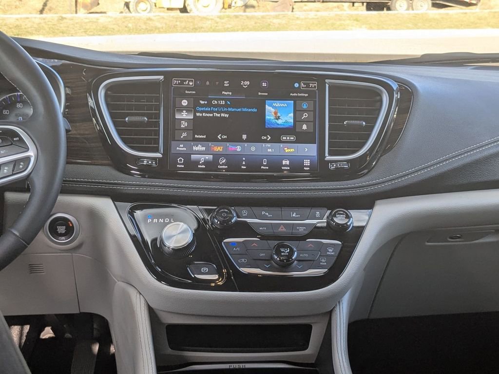 Used 2023 Chrysler Pacifica Limited image 28