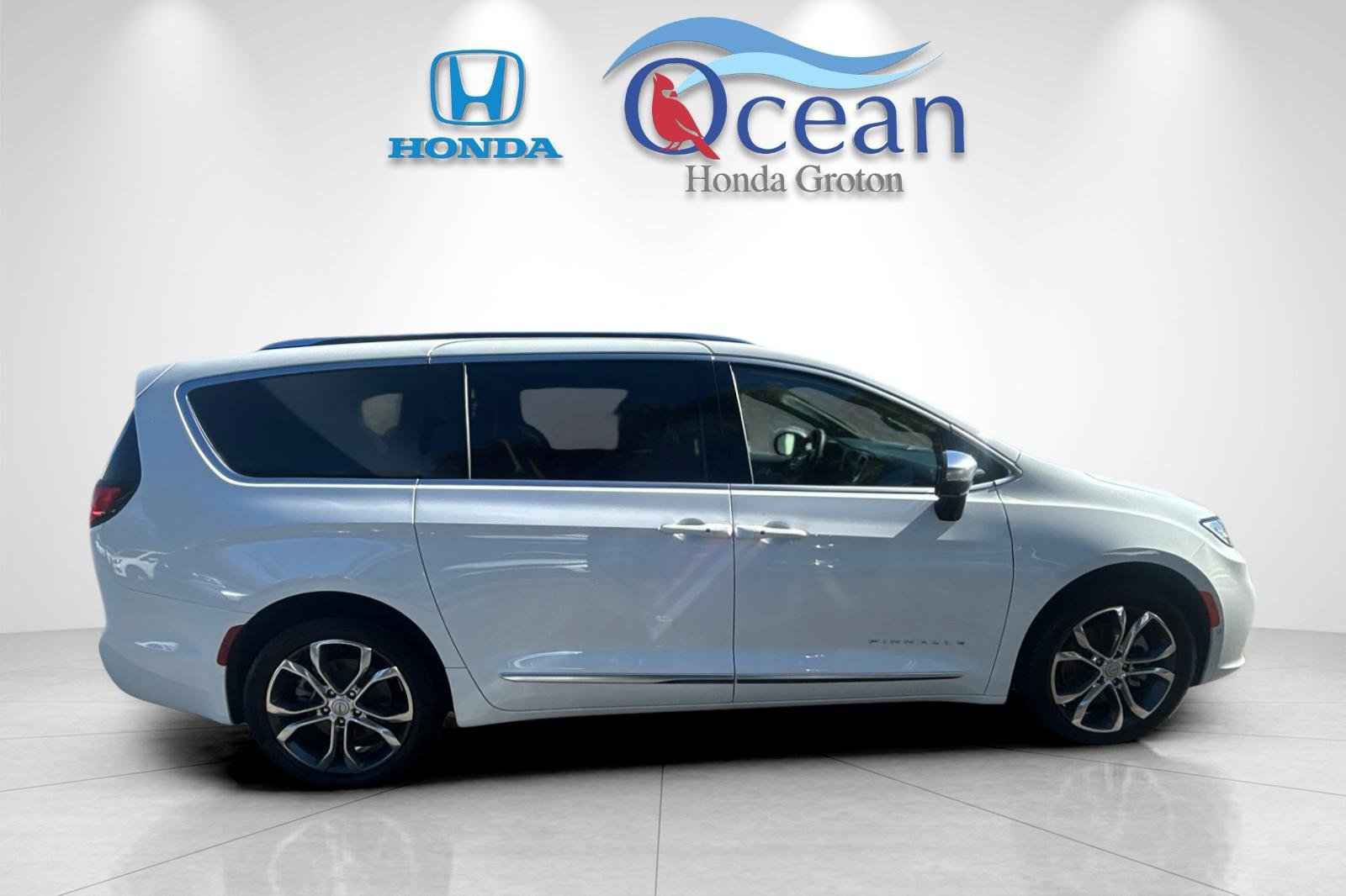 Used 2026 Chrysler Pacifica Pinnacle AWD/4WD image 2