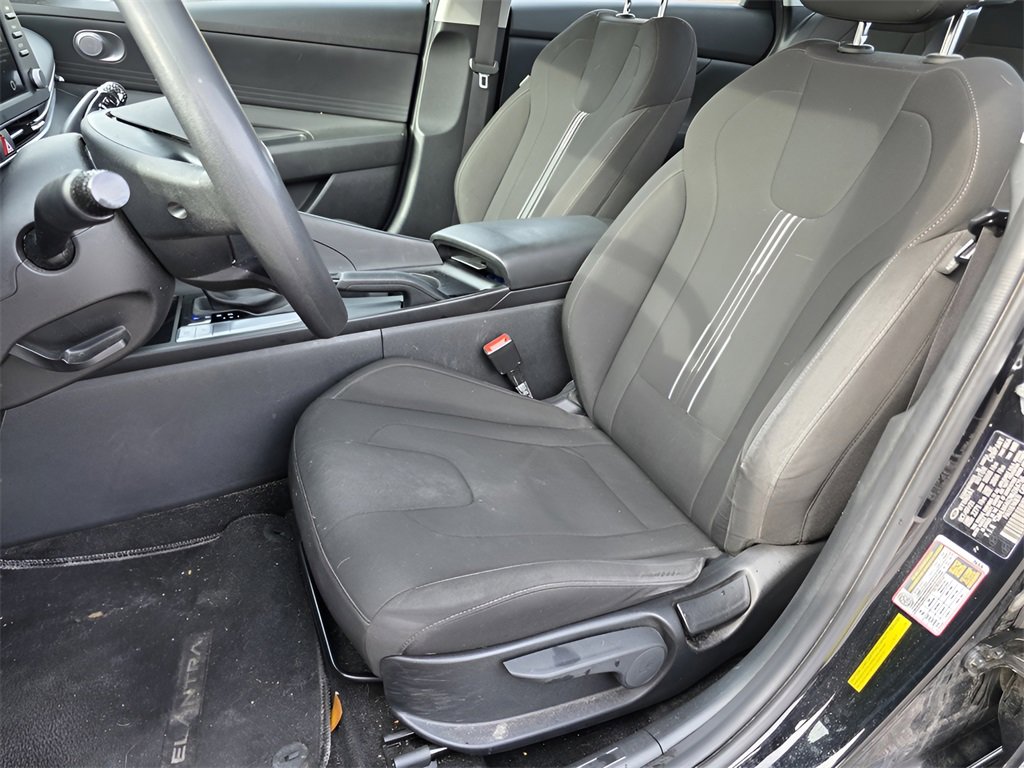 Used 2022 Hyundai Elantra SEL image 17
