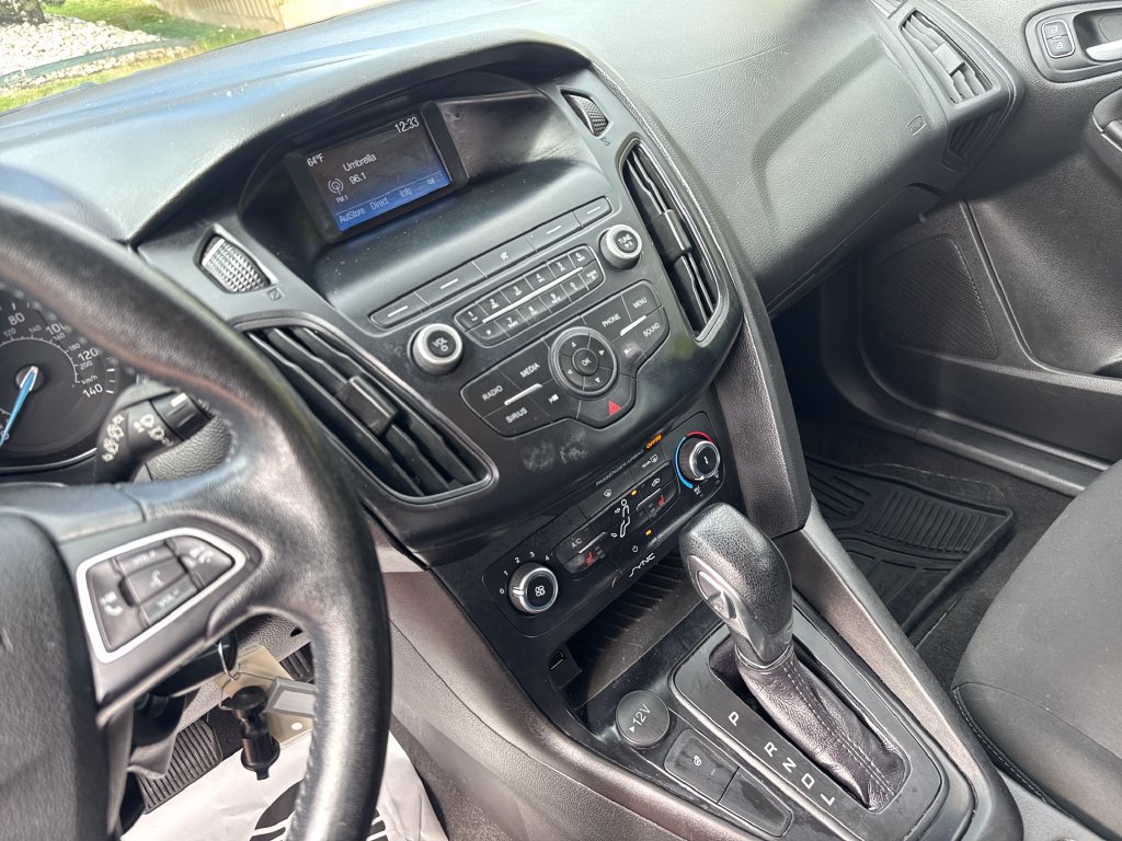 Used 2018 Ford Focus SE w/ Cold Weather Package FWD image 17