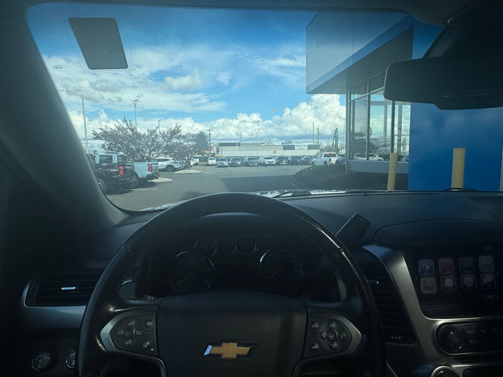 Used 2018 Chevrolet Suburban LT image 2