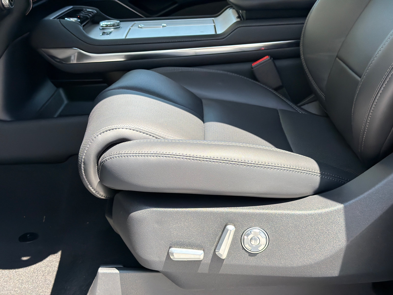 New 2027 Lincoln Navigator Premiere AWD/4WD image 17