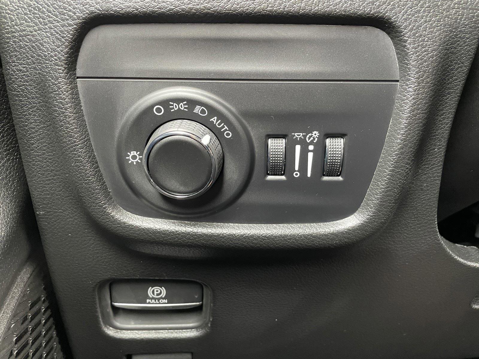 Used 2025 Jeep Grand Cherokee Laredo AWD/4WD image 30