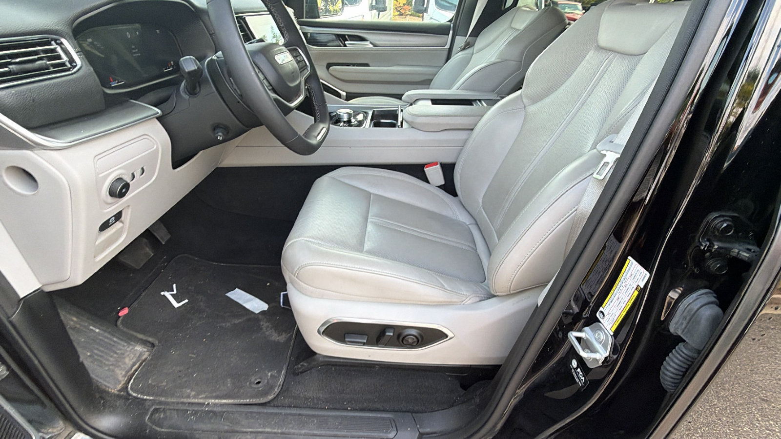 Used 2025 Jeep Wagoneer L 4WD image 16