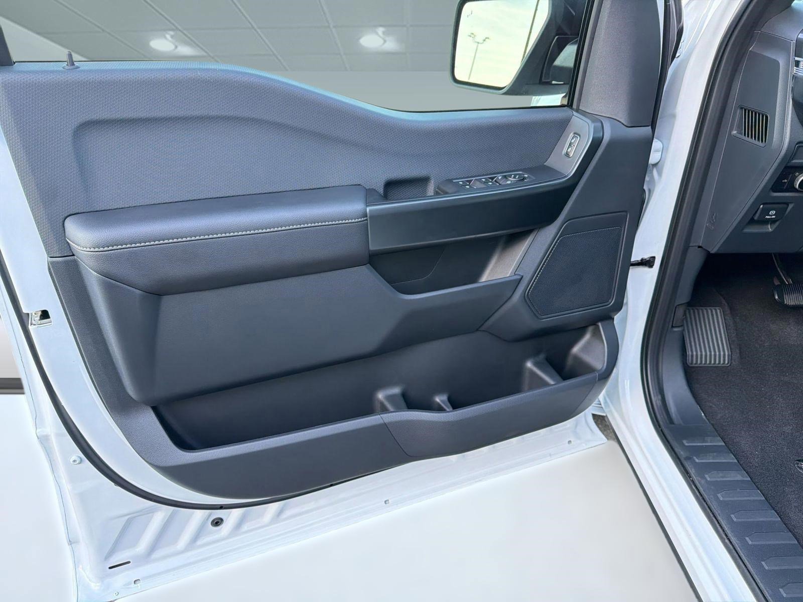 Used 2022 Ford F550 2WD Regular Cab Super Duty image 4